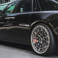 Este auto es tan lujoso que trae enormes relojes Rolex en vez de rines: un Rolls-Royce digno de coleccionistas