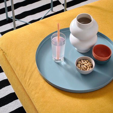 Ikea rebaja su mesa auxiliar top ventas que se convierte en bandeja portátil, para ir de la sala a la terraza con comodidad 
