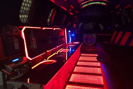 Y este es Limo-Jet, un loco avión sin alas con espacio como para montar una buena fiesta dentro