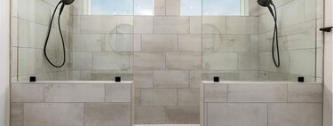 Ni puerta corredera ni mampara clásica: cinco ideas para transformar el baño con un aire más actual 