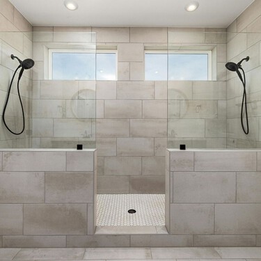 Ni puerta corredera ni mampara clásica: cinco ideas para transformar el baño con un aire más actual 