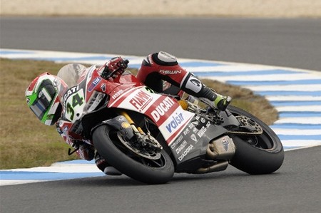 Davide Giugliano lleva a la Ducati al primer puesto en los test del WSBK de Jerez 