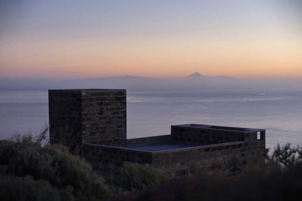 La casa ideal para unas vacaciones existe: está en Canarias, sobre un acantilado. Pero hay que reservarla por carta a mano