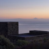 La casa perfecta para olvidarse del mundo está en España, colgada sobre el mar pero no se reserva por Internet, sino con papel y boli