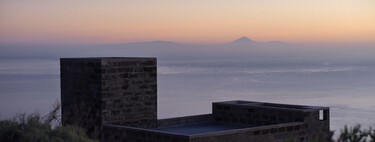La casa perfecta para olvidarse del mundo está en España, colgada sobre el mar pero no se reserva por Internet, sino con papel y boli