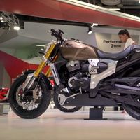 Esta moto india es híbrida, y es un ejemplo de lo que deberían estar haciendo ya muchas marcas