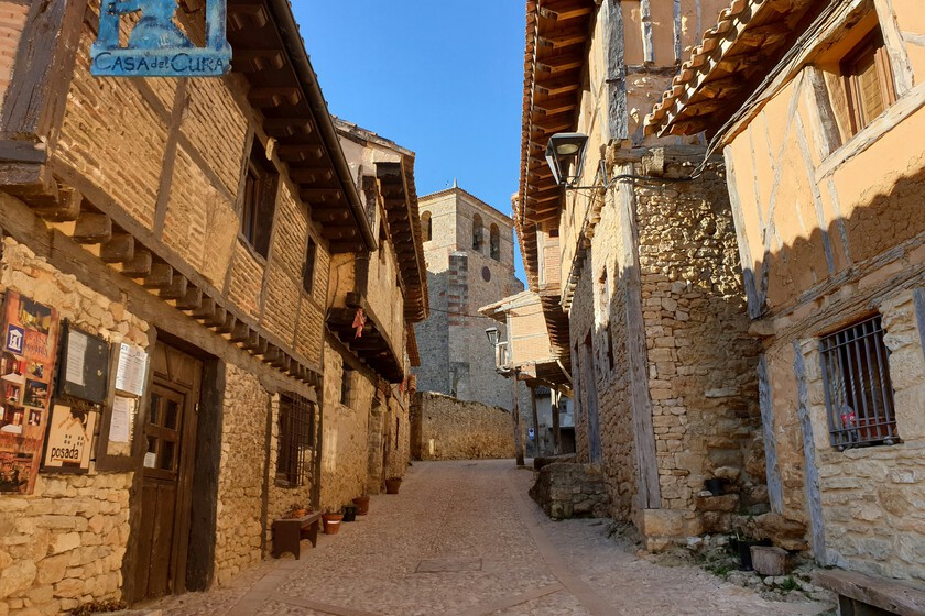 Reservas completas y habitaciones a 500 euros: la fiebre por el eclipse ha llenado Soria y Teruel a un año de producirse