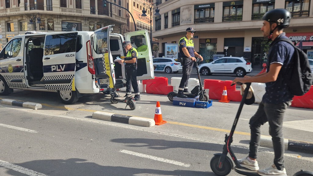 La Policía de Valencia ha encontrado la manera de acabar con los patinetes eléctricos ilegales: pasarles una ITV 