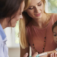 Castilla y León anuncia que también incluirá la vacuna Bexsero en su calendario oficial