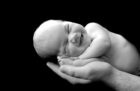 Bebés que sonríen al nacer: la sonrisa angelical