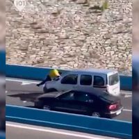 Detienen al conductor de la furgoneta que arrastró a un repartidor de Glovo agarrado a su capó 4 km en Algeciras. Conducía sin un solo punto del carnet