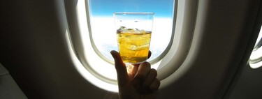Una azafata confiesa las peores rutas de avión para lidiar con pasajeros borrachos y, sí, dos son españolas 
