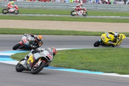 Mika Kallio lidera la carrera por delante de Tito Rabat