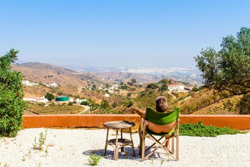 Quiero estar más fresquito en la terraza, patio o jardín y reducir los rayos UV: seis tendencias para tener espacios de sombra  