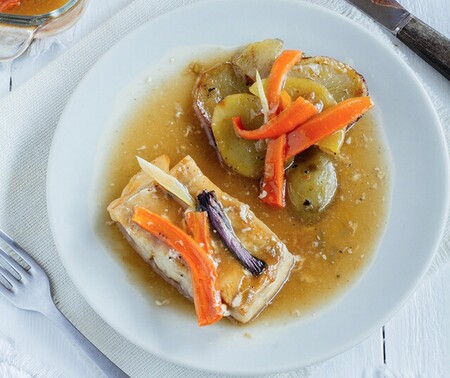 Pescado al horno en salsa dulce y Sriracha. Receta fácil para la Cuaresma