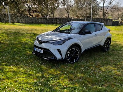 Al volante de un Toyota C-HR Electric Hybrid GR-SPORT, cómodo y equilibrado 