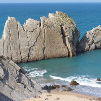 Si vas a Cantabria, tienes que visitar esta espectacular playa con rocas de más de 90 millones de años 
