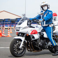 Si sacarte el carnet de moto te parecía difícil, vas a alucinar con las competiciones de la policía motorizada de Japón