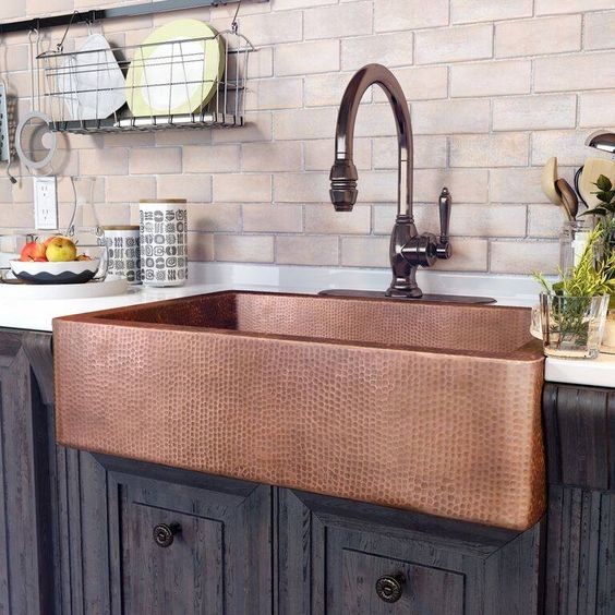 17 ideas para decorar la cocina con accesorios y mobiliario de cobre