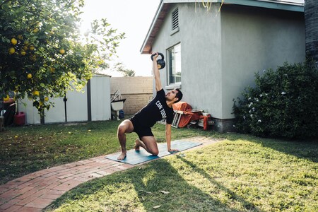 Solo necesitas una kettlebell o pesa rusa para realizar esta rutina de entrenamiento en casa