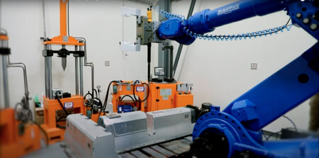 Este robot desmonta de manera automatizada la batería usada de un coche eléctrico para su reutilización