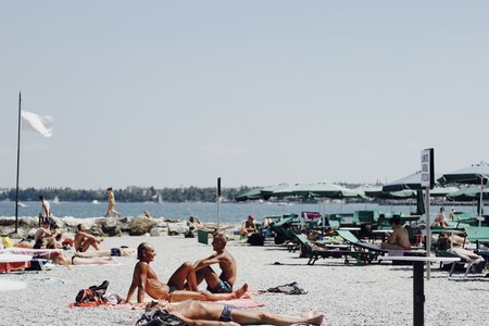 Ni la dieta ni las cremas son efectivas para mantener el bronceado más allá del verano