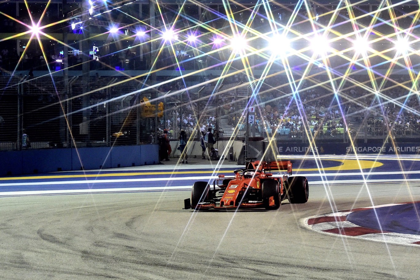 Sebastian Vettel recupera el brillo en Singapur a costa de una estrategia traicionera de Ferrari con Charles Leclerc