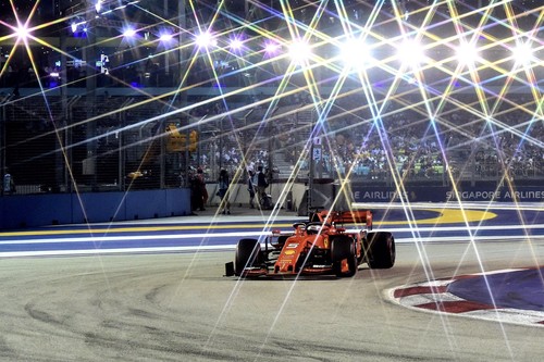Sebastian Vettel recupera el brillo en Singapur a costa de una estrategia traicionera de Ferrari con Charles Leclerc