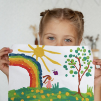 Qué significa que un niño dibuje un árbol con raíces, según la psicología 