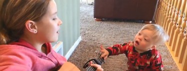 El precioso vídeo de un niño de dos años con síndrome de Down, cantando junto a su hermana mayor