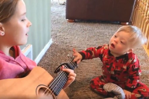 El precioso vídeo de un niño de dos años con síndrome de Down, cantando junto a su hermana mayor