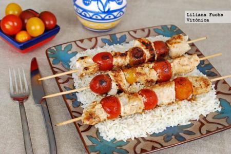 Brochetas de pavo y tomatitos al yogur. Receta saludable