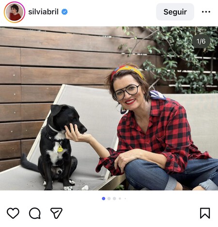 Silvia Abril con su perro.