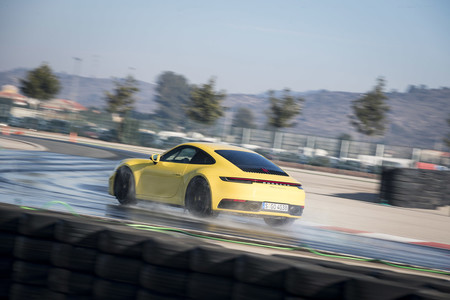 Porsche 911 992 en agua