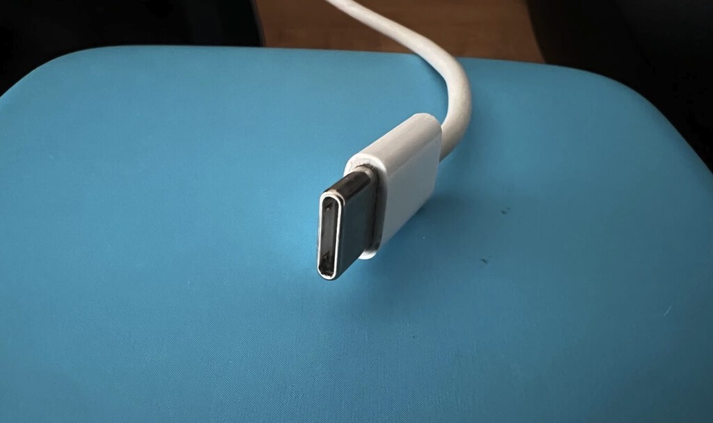 A la vista el primer cable USB-C del iPhone 15, con más interrogantes que respuestas 