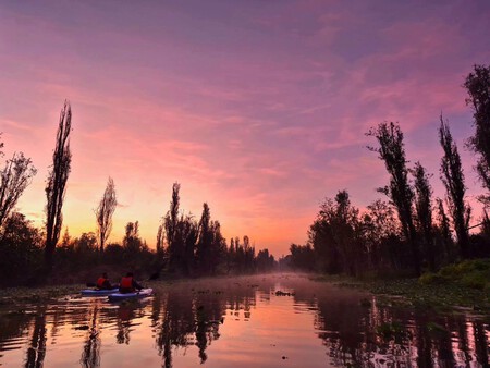 Así es la experiencia de Día de Muertos en Xochimilco: kayak entre cempasúchil, leyendas, pan de muerto y atole