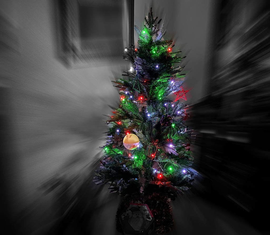 Esta Navidad he optado por decorar el árbol con luces LED conectadas y este ha sido el resultado