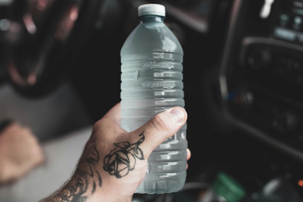 Si reutilizas estas botellas de agua del supermercado, lo estás haciendo mal. Y te lo dice el propio envase 