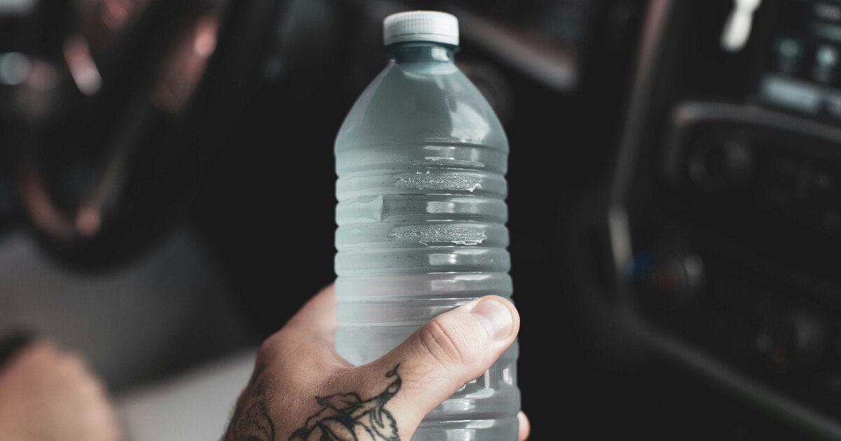 Si reutilizas estas botellas de agua del supermercado, lo estás haciendo mal. Y te lo dice el propio envase 