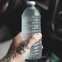 Si reutilizas estas botellas de agua del supermercado, lo estás haciendo mal. Y te lo dice el propio envase 