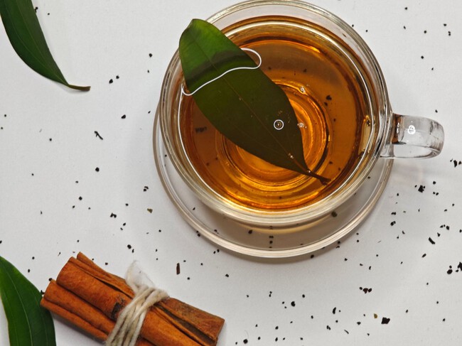 Para qué sirve hervir hojas de laurel con clavos de olor y canela: el truco para perfumar tu hogar