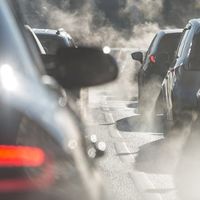 Desde Bruselas al sector del automóvil, críticas a la prohibición de coches diésel y gasolina en 2040 