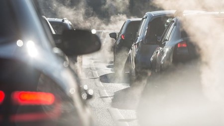 Desde Bruselas al sector del automóvil, críticas a la prohibición de coches diésel y gasolina en 2040