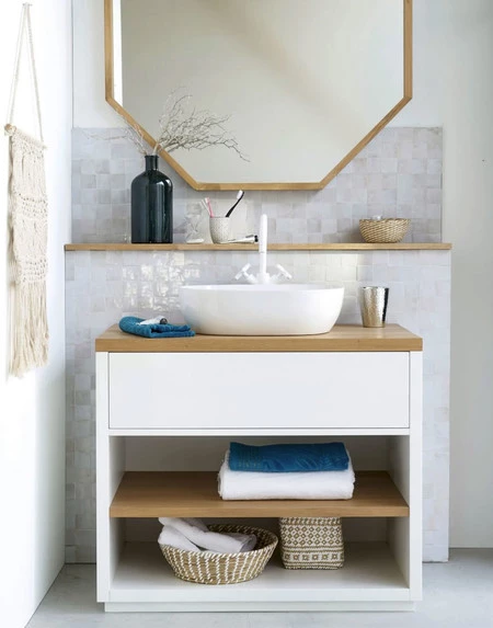 Maisons du Monde convierte algunas de sus cómodas y aparadores en preciosos muebles de lavabo para el cuarto de baño