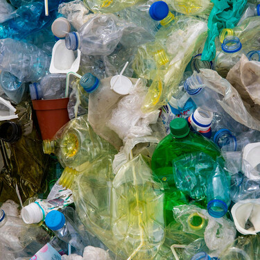 El ataque a Irán ha desatado una realidad insostenible: la industria alimentaria depende del petróleo para fabricar plásticos 