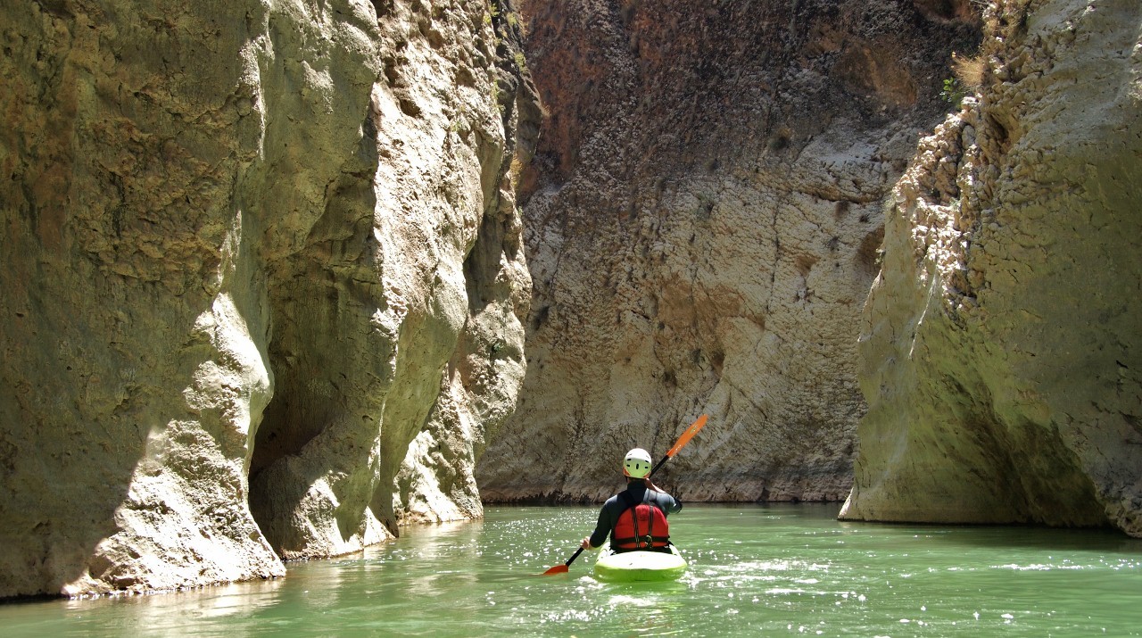 persona haciendo kayak en el cañon rio la venta