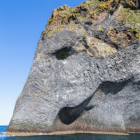 El elefante de roca basáltica en la isla de Heimaey (Islandia)