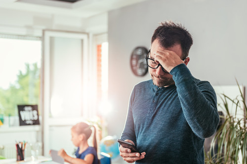 Pon el ejemplo y suelta el móvil: cuanto más pantallas usan los padres, más pantallas usan los hijos