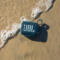 Este mini altavoz JBL es de los más vendidos cada verano y razones no le faltan 