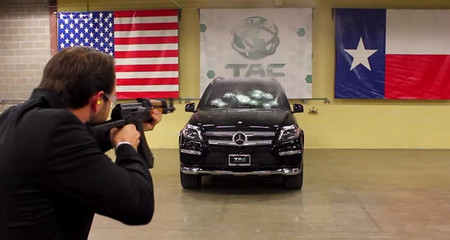Recibiendo disparos de AK-47 en un Mercedes-Benz GL blindado (vídeo)